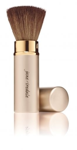 jane iredale -Retractable The Handi Brush Ein flachköpfiger, langhaariger Puderpinsel aus Ziegenhaar. 